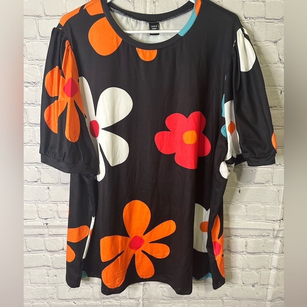 Ladies Large Flower Black Short Sleeve Top-Size 3XL fits more like a 2X